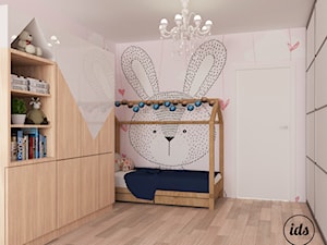Pokój małej księżniczki - Mały różowy pokój dziecka dla dziecka dla dziewczynki, styl skandynawski - zdjęcie od IDS projektowanie wnętrz