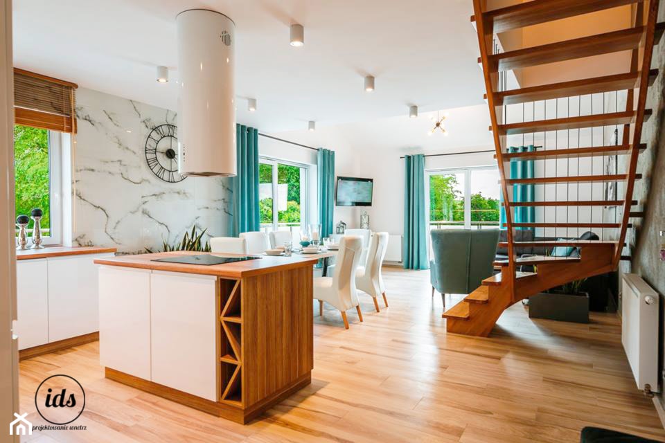Apartament nad morzem 95m2 - Średnia otwarta z salonem biała szara z zabudowaną lodówką kuchnia w kształcie litery l z oknem z marmurem nad blatem kuchennym, styl nowoczesny - zdjęcie od IDS projektowanie wnętrz - Homebook