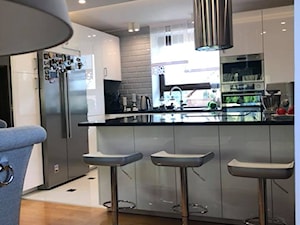 Metamorfoza Kuchni 2018 - Średnia otwarta z salonem z zabudowaną lodówką kuchnia w kształcie litery l z wyspą lub półwyspem z oknem, styl nowoczesny - zdjęcie od Renata Olejarska