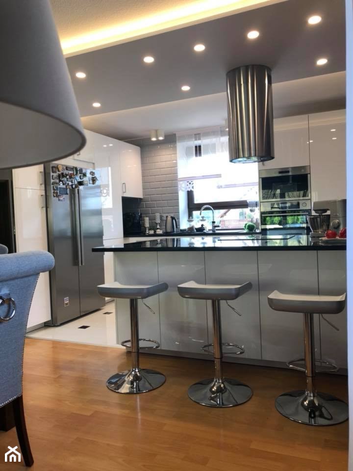 Metamorfoza Kuchni 2018 - Średnia otwarta z salonem z zabudowaną lodówką kuchnia w kształcie litery l z wyspą lub półwyspem z oknem, styl nowoczesny - zdjęcie od Renata Olejarska