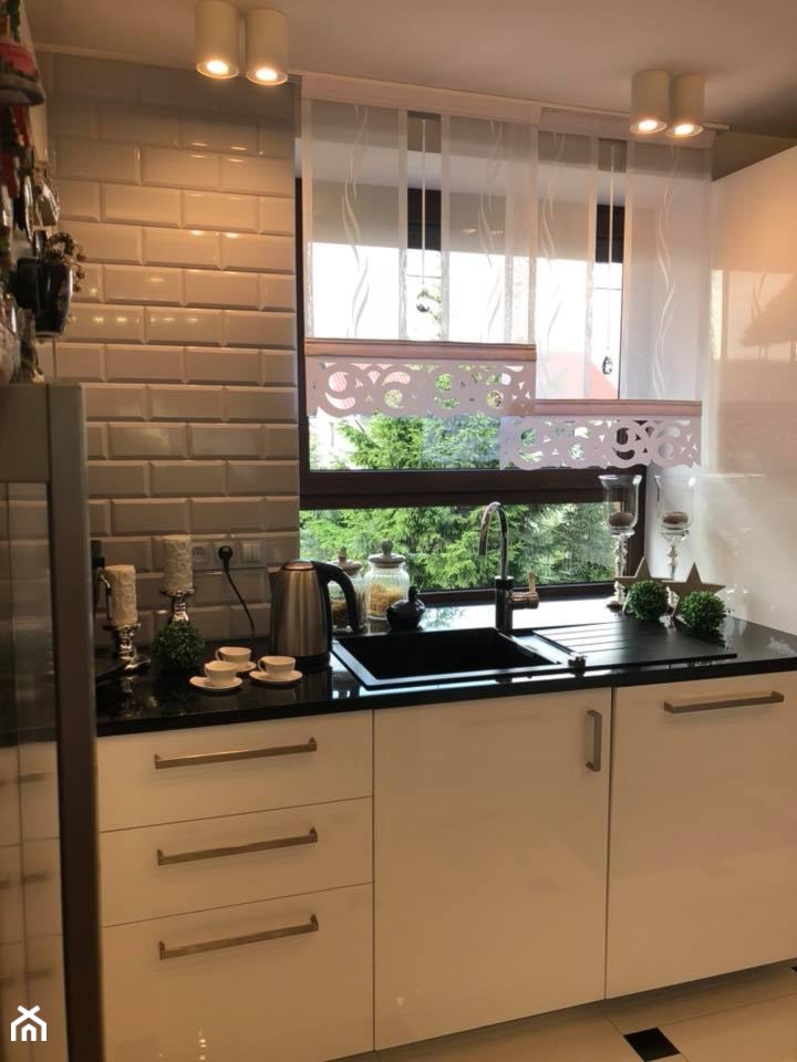 Metamorfoza Kuchni 2018 - Średnia z salonem z zabudowaną lodówką z nablatowym zlewozmywakiem kuchnia w kształcie litery l z oknem, styl nowoczesny - zdjęcie od Renata Olejarska