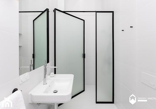 Studio na Starym Mieście w Krakowie - Mała bez okna z lustrem łazienka, styl minimalistyczny - zdjęcie od KAROLINA POPIEL - ARCHITEKTURA WNĘTRZ