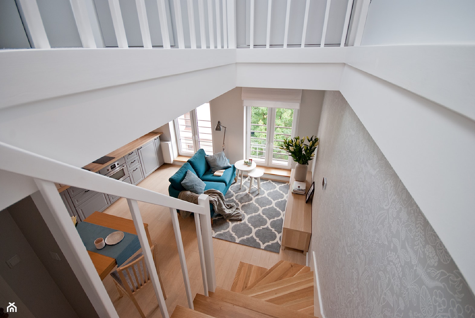 Mieszkanie z antresolą na krakowskim Podgórzu - Średni biały szary salon - zdjęcie od KAROLINA POPIEL - ARCHITEKTURA WNĘTRZ - Homebook