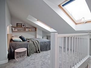 Średnia biała szara sypialnia na poddaszu, styl skandynawski - zdjęcie od KAROLINA POPIEL - ARCHITEKTURA WNĘTRZ