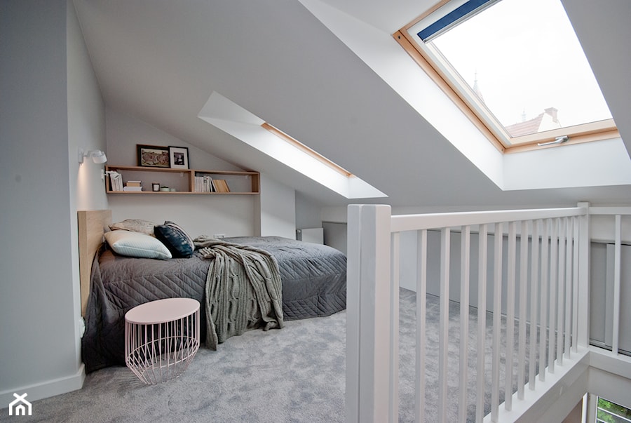 Średnia biała szara sypialnia na poddaszu, styl skandynawski - zdjęcie od KAROLINA POPIEL - ARCHITEKTURA WNĘTRZ