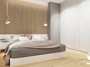 Sypialnia w szarości z drewnem za łóżkiem - zdjęcie od KAROLINA POPIEL - ARCHITEKTURA WNĘTRZ