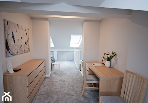 Średnia szara z biurkiem sypialnia na poddaszu, styl skandynawski - zdjęcie od KAROLINA POPIEL - ARCHITEKTURA WNĘTRZ