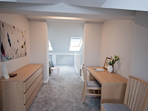 Mieszkanie z antresolą na krakowskim Podgórzu - Duże w osobnym pomieszczeniu z sofą białe biuro - zdjęcie od KAROLINA POPIEL - ARCHITEKTURA WNĘTRZ