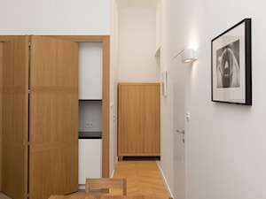 Studio na Starym Mieście w Krakowie - Mała biała jadalnia w kuchni, styl minimalistyczny - zdjęcie od KAROLINA POPIEL - ARCHITEKTURA WNĘTRZ