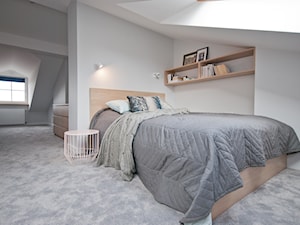 Duża biała sypialnia na poddaszu, styl skandynawski - zdjęcie od KAROLINA POPIEL - ARCHITEKTURA WNĘTRZ