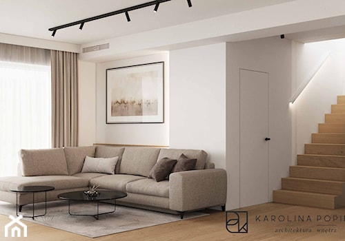 Otwarty salon z dużą, jasną sofą - zdjęcie od KAROLINA POPIEL - ARCHITEKTURA WNĘTRZ