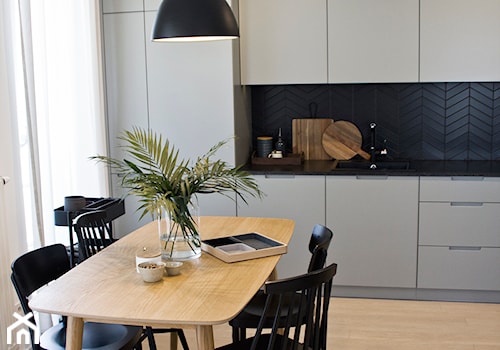 Mieszkanie na Bronowicach - Średnia z salonem biała czarna z zabudowaną lodówką z podblatowym zlewozmywakiem kuchnia jednorzędowa z oknem, styl skandynawski - zdjęcie od KAROLINA POPIEL - ARCHITEKTURA WNĘTRZ
