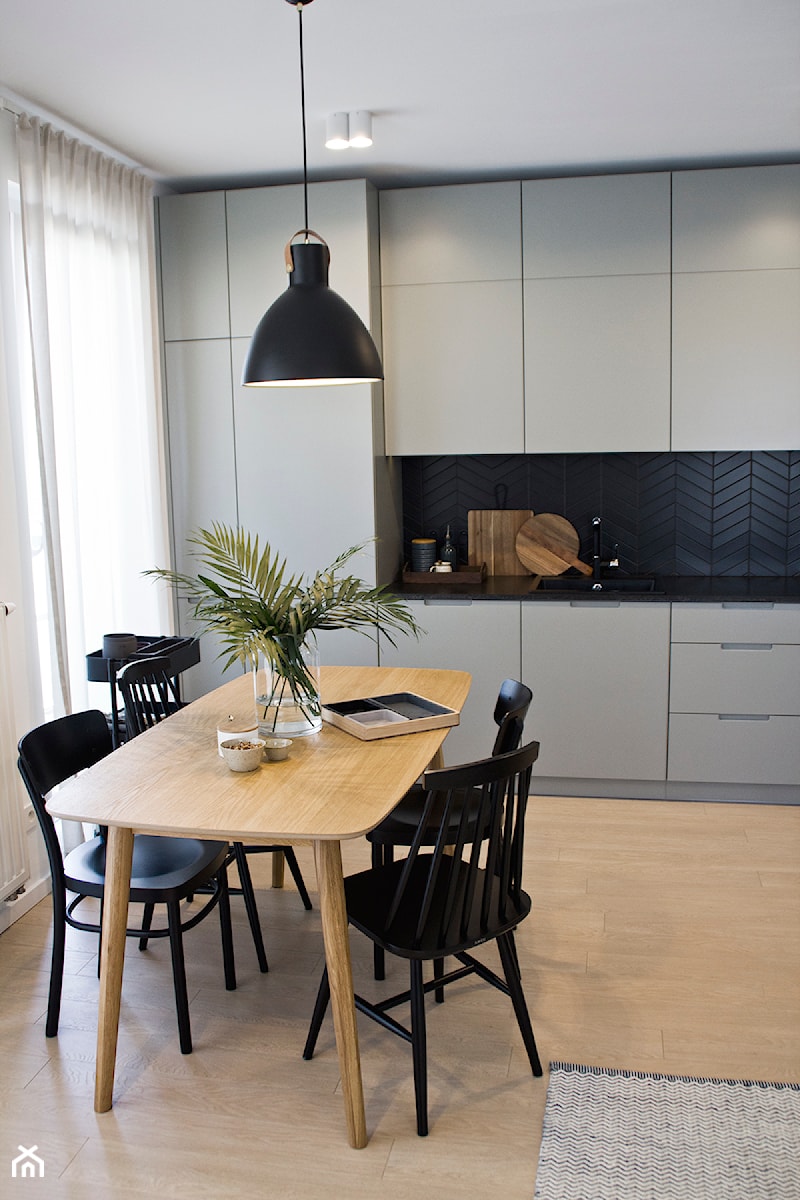 Mieszkanie na Bronowicach - Średnia z salonem biała czarna z zabudowaną lodówką z podblatowym zlewozmywakiem kuchnia jednorzędowa z oknem, styl skandynawski - zdjęcie od KAROLINA POPIEL - ARCHITEKTURA WNĘTRZ