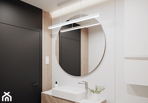 Biała łazienka z drewnem i okrągłym lustrem - zdjęcie od KAROLINA POPIEL - ARCHITEKTURA WNĘTRZ