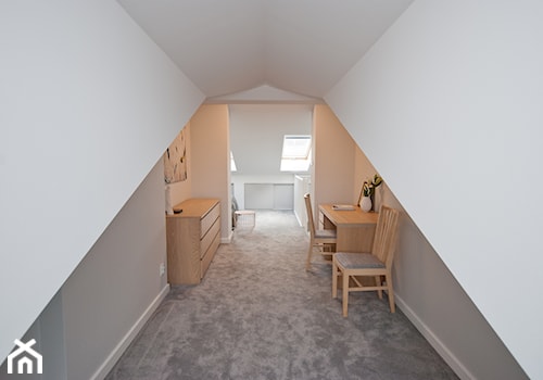 Średnia biała szara z biurkiem sypialnia na poddaszu, styl skandynawski - zdjęcie od KAROLINA POPIEL - ARCHITEKTURA WNĘTRZ