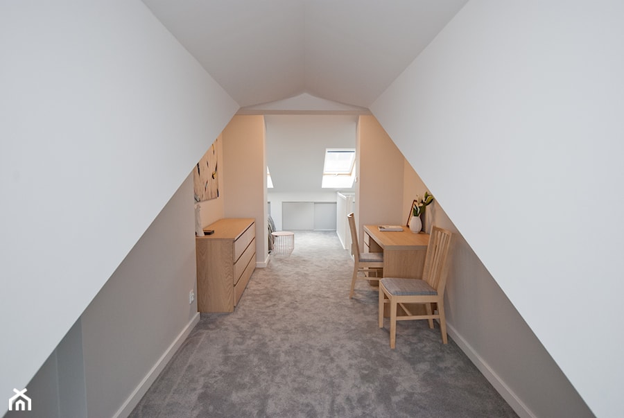 Średnia biała szara z biurkiem sypialnia na poddaszu, styl skandynawski - zdjęcie od KAROLINA POPIEL - ARCHITEKTURA WNĘTRZ