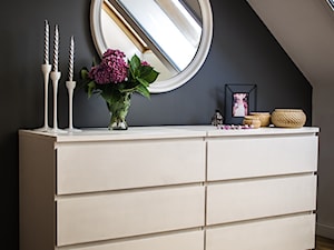 Sypialnia na poddaszu z liliowym akcentem - Mała czarna szara sypialnia na poddaszu, styl skandynawski - zdjęcie od przestrzeńNOVA