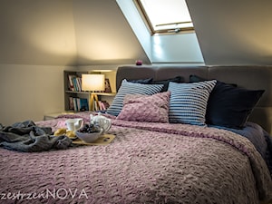 Sypialnia na poddaszu z liliowym akcentem - Mała szara sypialnia, styl skandynawski - zdjęcie od przestrzeńNOVA