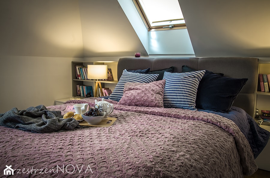 Sypialnia na poddaszu z liliowym akcentem - Mała szara sypialnia, styl skandynawski - zdjęcie od przestrzeńNOVA