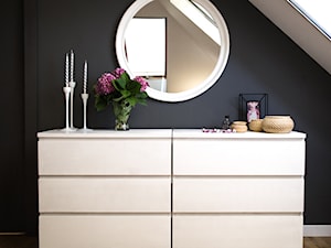Sypialnia na poddaszu z liliowym akcentem - Mała beżowa czarna sypialnia na poddaszu, styl skandynawski - zdjęcie od przestrzeńNOVA