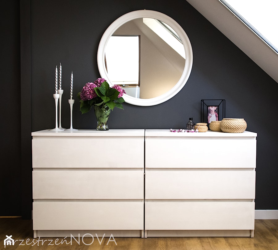 Sypialnia na poddaszu z liliowym akcentem - Mała beżowa czarna sypialnia na poddaszu, styl skandynawski - zdjęcie od przestrzeńNOVA