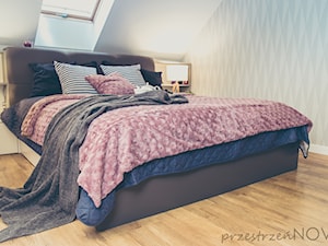 Sypialnia na poddaszu z liliowym akcentem - Sypialnia, styl skandynawski - zdjęcie od przestrzeńNOVA