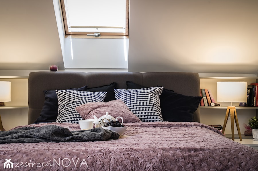 Sypialnia na poddaszu z liliowym akcentem - Mała biała sypialnia, styl skandynawski - zdjęcie od przestrzeńNOVA