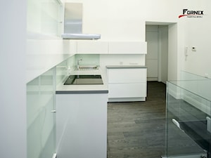 nowoczesna kuchnia - FORNEX - Średnia otwarta z salonem biała z zabudowaną lodówką z nablatowym zlewozmywakiem kuchnia w kształcie litery l, styl nowoczesny - zdjęcie od Fornex meble na wymiar