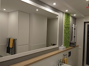 nowoczesna łazienka - Mała na poddaszu z lustrem łazienka z oknem, styl nowoczesny - zdjęcie od Fornex meble na wymiar