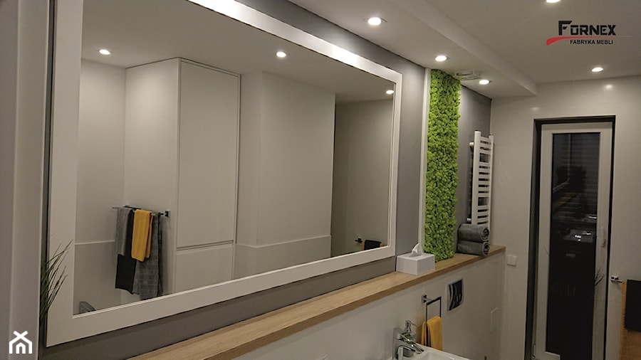 nowoczesna łazienka - Mała na poddaszu z lustrem łazienka z oknem, styl nowoczesny - zdjęcie od Fornex meble na wymiar