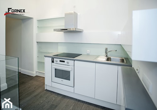 nowoczesna kuchnia - FORNEX - Mała zamknięta biała z zabudowaną lodówką z nablatowym zlewozmywakiem kuchnia w kształcie litery l, styl nowoczesny - zdjęcie od Fornex meble na wymiar