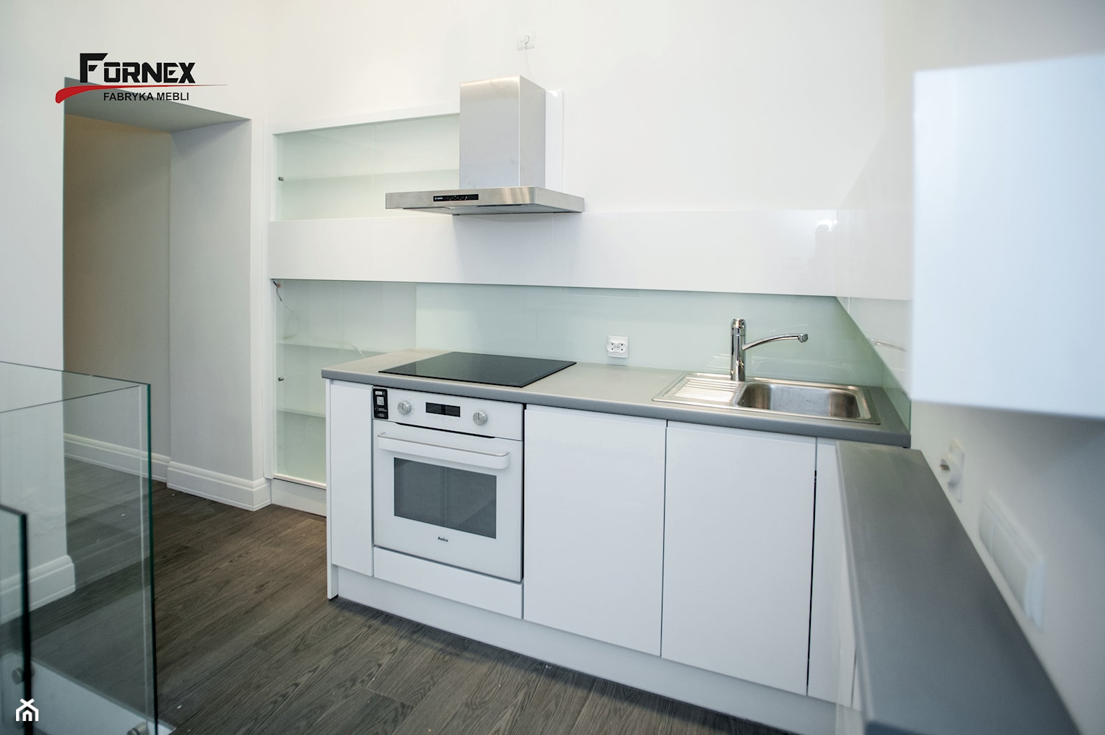 nowoczesna kuchnia - FORNEX - Mała zamknięta biała z zabudowaną lodówką z nablatowym zlewozmywakiem kuchnia w kształcie litery l, styl nowoczesny - zdjęcie od Fornex meble na wymiar - Homebook
