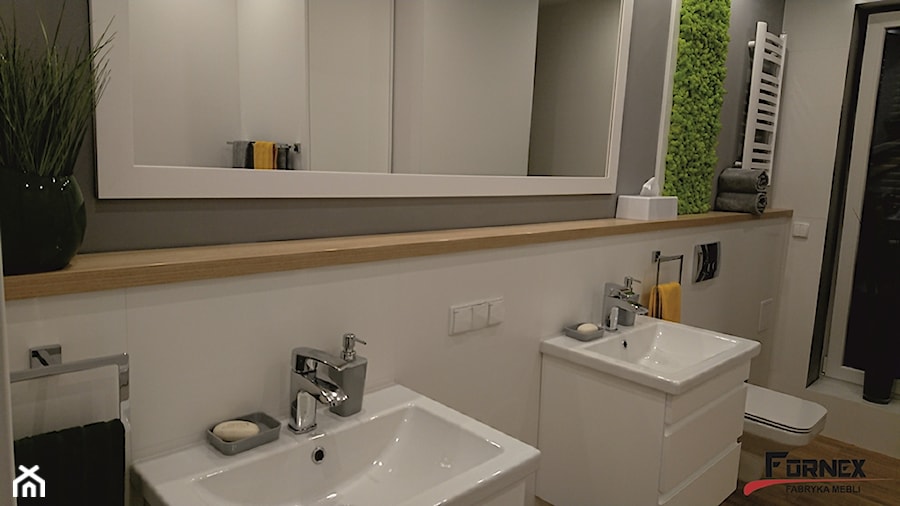 nowoczesna łazienka - Mała na poddaszu z lustrem z dwoma umywalkami łazienka z oknem, styl skandynawski - zdjęcie od Fornex meble na wymiar