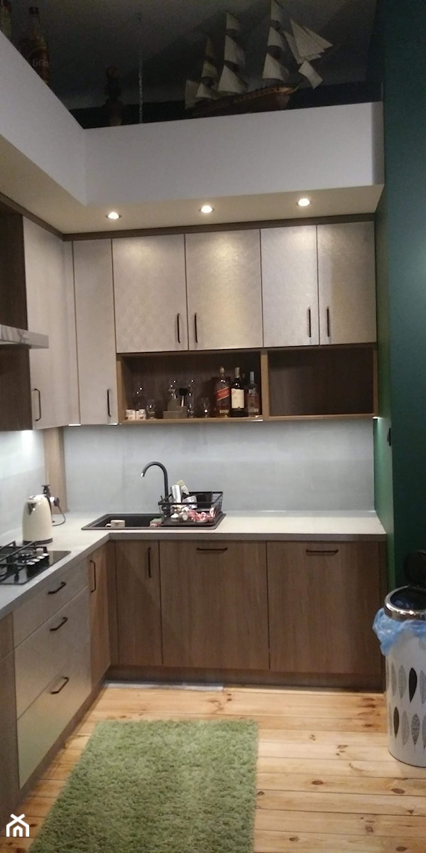 kuchnia w stylu industrialnym - Średnia otwarta z salonem zielona z zabudowaną lodówką z nablatowym zlewozmywakiem kuchnia w kształcie litery l - zdjęcie od Fornex meble na wymiar