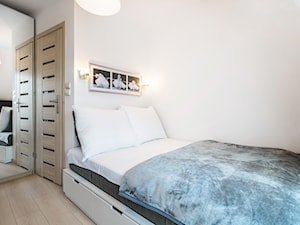 Średnia biała sypialnia na poddaszu - zdjęcie od Fotografia wnętrz i architektury - Anna Szyszka