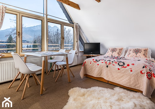 Średnia biała sypialnia na poddaszu, styl tradycyjny - zdjęcie od Fotografia wnętrz i architektury - Anna Szyszka