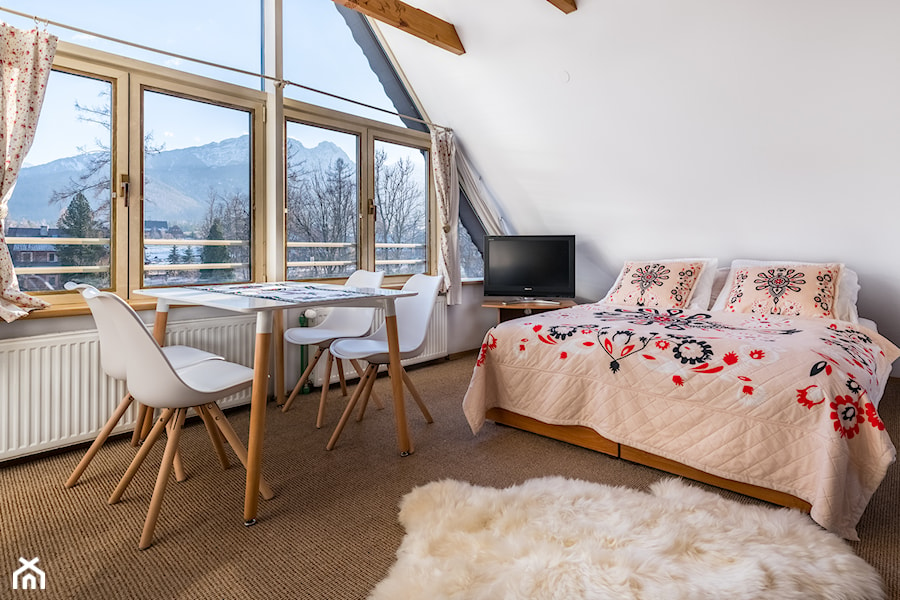 Średnia biała sypialnia na poddaszu, styl tradycyjny - zdjęcie od Fotografia wnętrz i architektury - Anna Szyszka