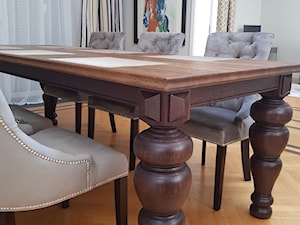 Stół drewniany z ozdobnie toczoną nogą