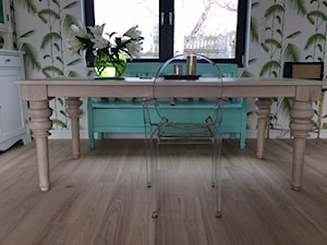 Piękny drewniany stół z toczonymi nogami