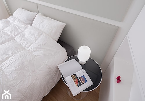 letsSlide - Mała szara sypialnia, styl nowoczesny - zdjęcie od Anna Maj Interiors
