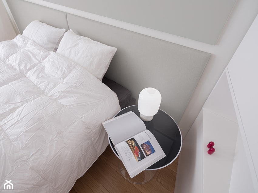 letsSlide - Mała szara sypialnia, styl nowoczesny - zdjęcie od Anna Maj Interiors