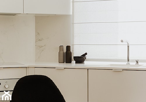 leyLines - Średnia z zabudowaną lodówką z podblatowym zlewozmywakiem kuchnia w kształcie litery l z oknem z marmurem nad blatem kuchennym, styl nowoczesny - zdjęcie od Anna Maj Interiors