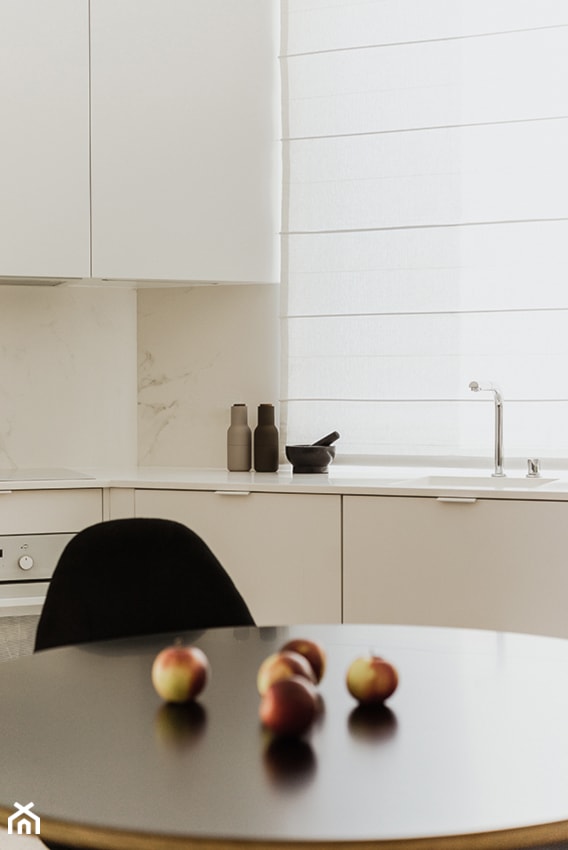leyLines - Średnia z zabudowaną lodówką z podblatowym zlewozmywakiem kuchnia w kształcie litery l z oknem z marmurem nad blatem kuchennym, styl nowoczesny - zdjęcie od Anna Maj Interiors - Homebook