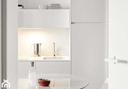 simplyCity - Mała z salonem biała z zabudowaną lodówką z podblatowym zlewozmywakiem kuchnia jednorzędowa, styl nowoczesny - zdjęcie od Anna Maj Interiors