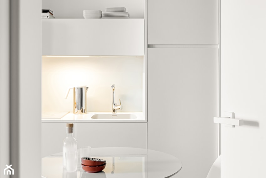 simplyCity - Mała z salonem biała z zabudowaną lodówką z podblatowym zlewozmywakiem kuchnia jednorzędowa, styl nowoczesny - zdjęcie od Anna Maj Interiors - Homebook