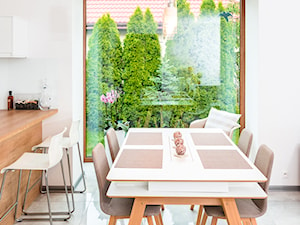 Okna, rolety, żaluzje - Średnia biała jadalnia w kuchni - zdjęcie od KRISPOL Sp. z o.o.