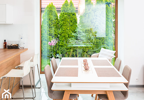 Okna, rolety, żaluzje - Średnia biała jadalnia w kuchni - zdjęcie od KRISPOL Sp. z o.o.
