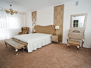 Pokój styl Art Deco - Duża beżowa biała sypialnia, styl glamour - zdjęcie od irfoto - fotografia wnętrz i architektury