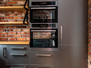 Kuchnia - Z zabudowaną lodówką kuchnia, styl industrialny - zdjęcie od irfoto - fotografia wnętrz i architektury