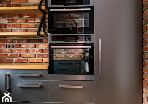 Kuchnia - Z zabudowaną lodówką kuchnia, styl industrialny - zdjęcie od irfoto - fotografia wnętrz i architektury